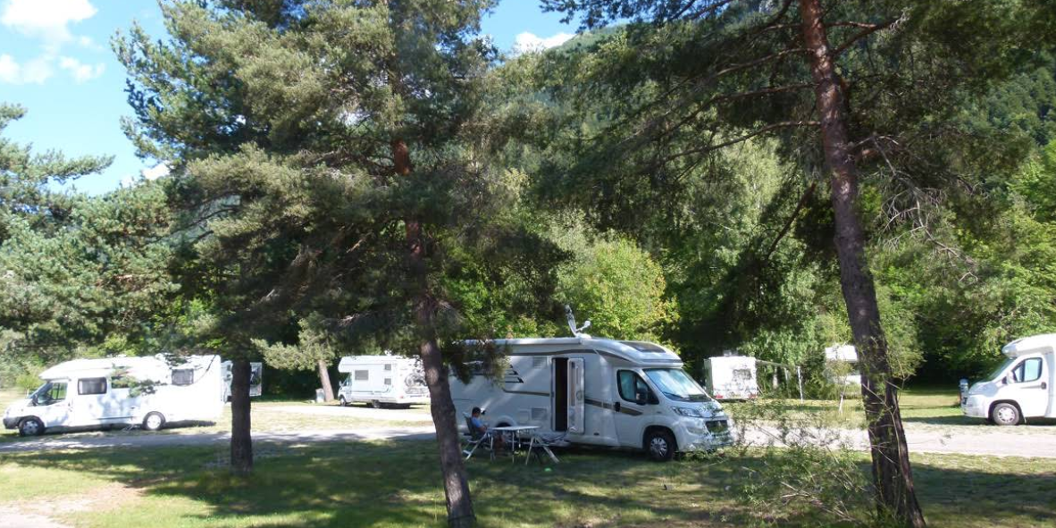 You are currently viewing Aire de camping-car ouverte stationnement exclusivement réservé aux camping-cars et interdit à tout autre type de véhicule